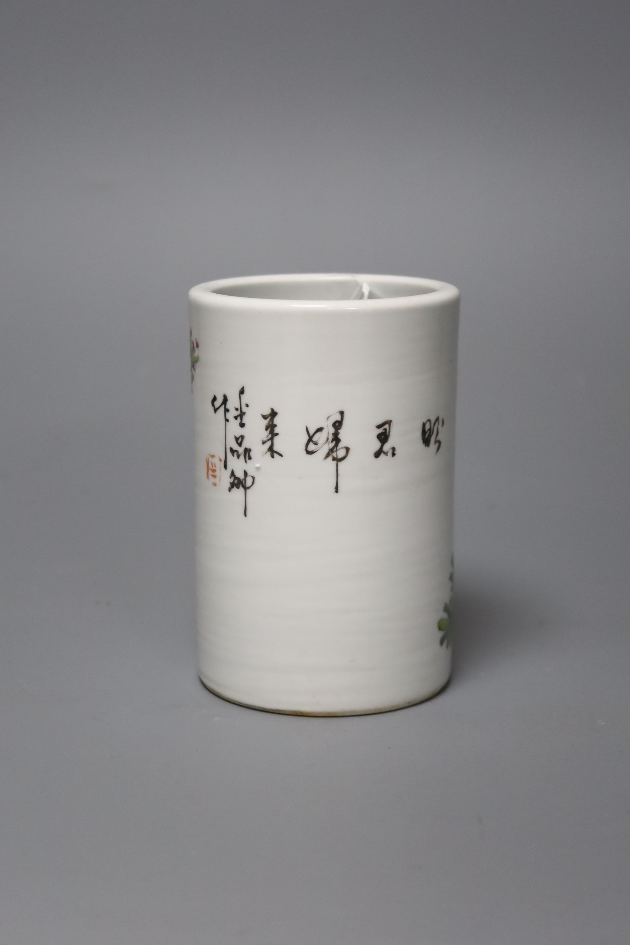 A Chinese famille rose brushpot, height 12cm